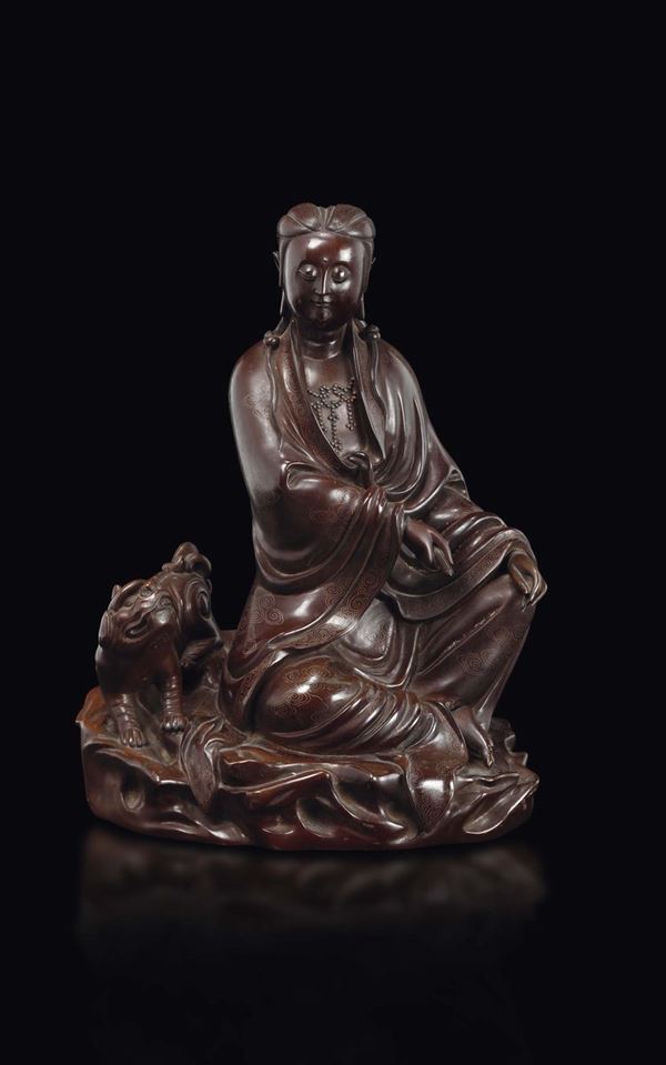 Figura di Guanyin seduta in bronzo con intarsi in argento sulla veste a decoro di nuvole, Cina, Dinastia Qing, fine XVIII secolo
