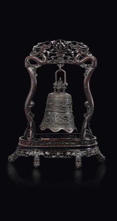 Grande Campana in Bronzo con Decoro di Draghi e Fenici con Stand in Legno, Cina, Dinastia Qing, X...