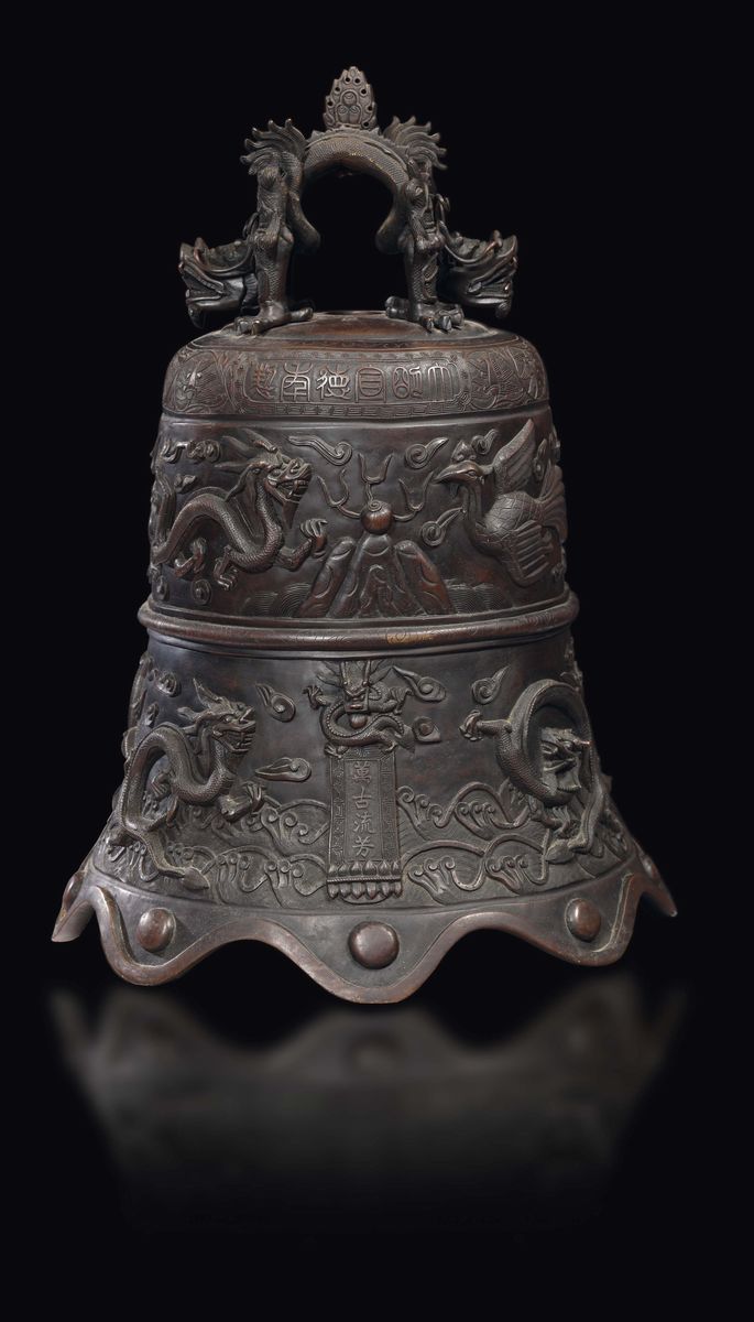 Grande Campana in Bronzo con Decoro di Draghi e Fenici con Stand in Legno, Cina, Dinastia Qing, X...