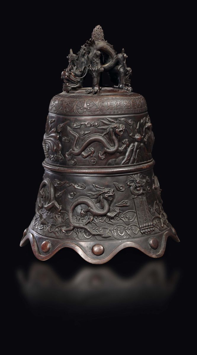 Grande Campana in Bronzo con Decoro di Draghi e Fenici con Stand in Legno, Cina, Dinastia Qing, X...