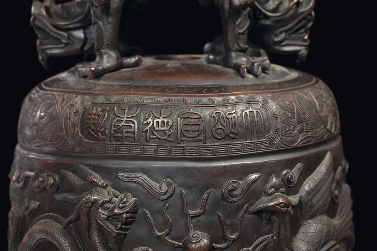 Grande Campana in Bronzo con Decoro di Draghi e Fenici con Stand in Legno, Cina, Dinastia Qing, X...