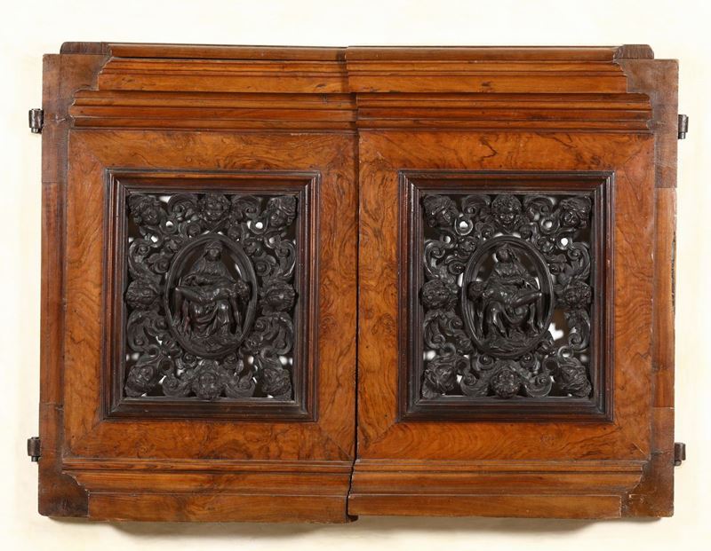 Coppia di sportelli in legno lastronato, intagliato e traforato, XIX secolo  - Asta Antiquariato - Cambi Casa d