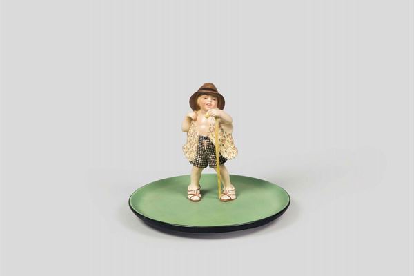 Lenci, Torino, 1930 ca. A figure of a child in earthenware ceramics with a polychrome decor on a large round plate