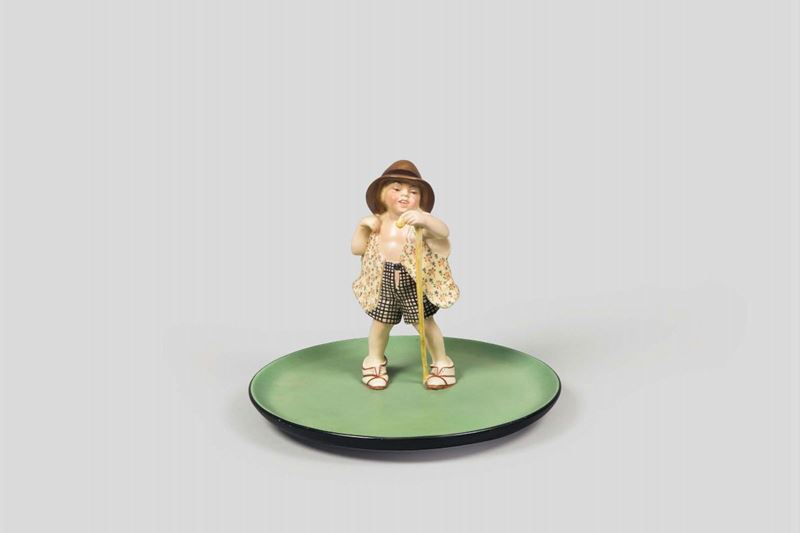 Lenci, Torino, 1930 ca. A figure of a child in earthenware ceramics with a polychrome decor on a large round plate  - Auction 20th Century Decorative Arts - I - Cambi Casa d'Aste