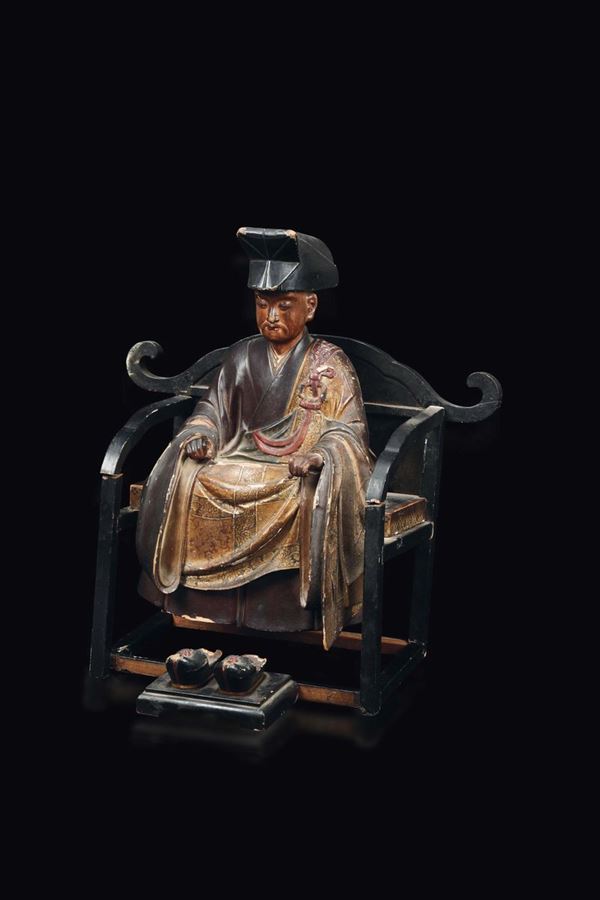 Figura di dignitario seduto su trono in legno laccato e dorato, Giappone, XVIII secolo