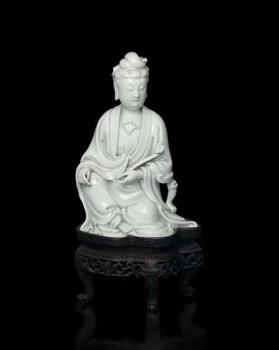 Figura di Guanyin Seduta con Ruyi in Porcellana Blanc De Chine Dehua, Cina, Dinastia Qing, XVIII ...