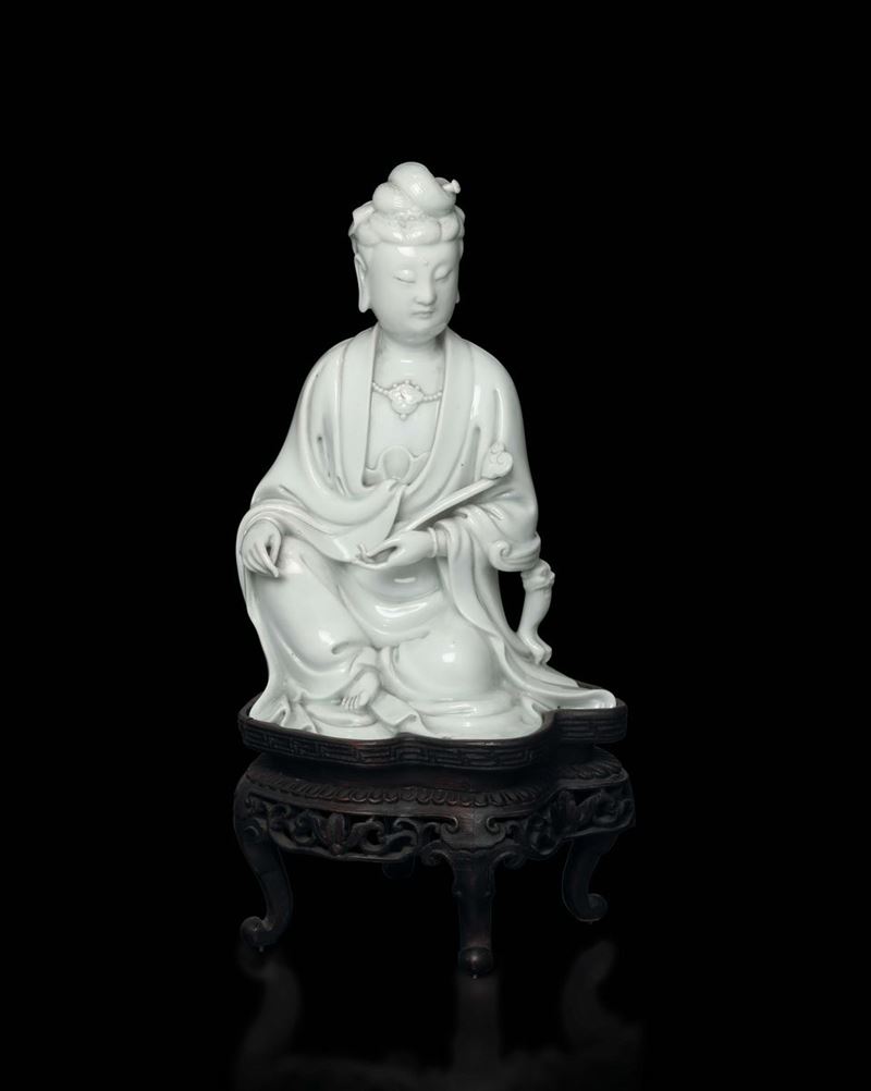 Figura di Guanyin seduta con ruyi in porcellana Blanc de Chine Dehua, Cina, Dinastia Qing, XVIII secolo  - Asta Fine Chinese Works of Art - Cambi Casa d'Aste