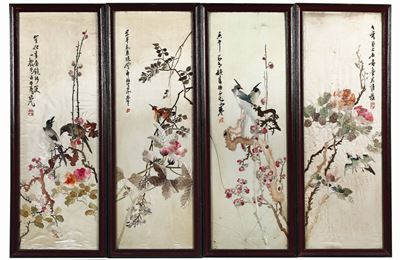 Quattro Pannelli Incorniciati in Seta Ricamata con Uccellini, Fiori ed Iscrizioni, Cina, Inizio X...