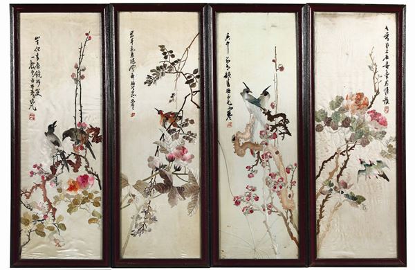 Quattro pannelli incorniciati in seta ricamata con uccellini, fiori ed iscrizioni, Cina, inizio XX secolo