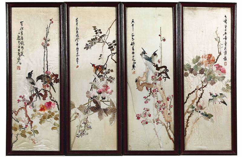 Quattro pannelli incorniciati in seta ricamata con uccellini, fiori ed iscrizioni, Cina, inizio XX secolo  - Asta Fine Chinese Works of Art - Cambi Casa d'Aste