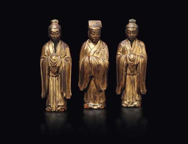 Tre figure di dignitari scolpite in legno laccato e dorato, Cina, Dinastia Ming, XVII secolo