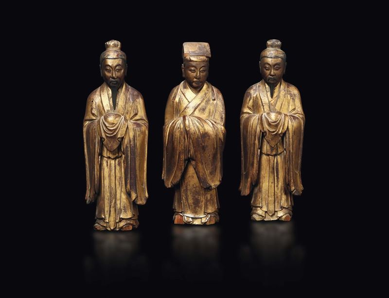 Tre figure di dignitari scolpite in legno laccato e dorato, Cina, Dinastia Ming, XVII secolo  - Asta Fine Chinese Works of Art - Cambi Casa d'Aste