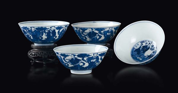 Quattro coppette in porcellana bianca e blu con raffigurazioni di dignitari, attendenti e Guanyin, Cina, Dinastia Qing, marchio e del periodo Qianlong (1736-1795)