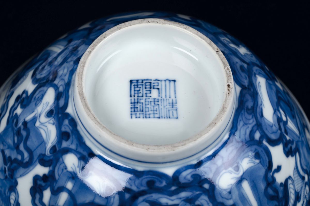 Quattro Coppette in Porcellana Bianca e Blu con Raffigurazioni di Dignitari, Attendenti e Guanyin...