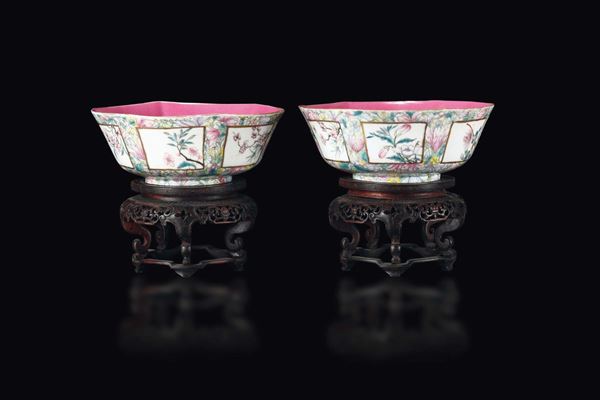 Coppia di ciotole in porcellana millefiori e riserve con stand in legno, Cina, Dinastia Qing, XIX secolo