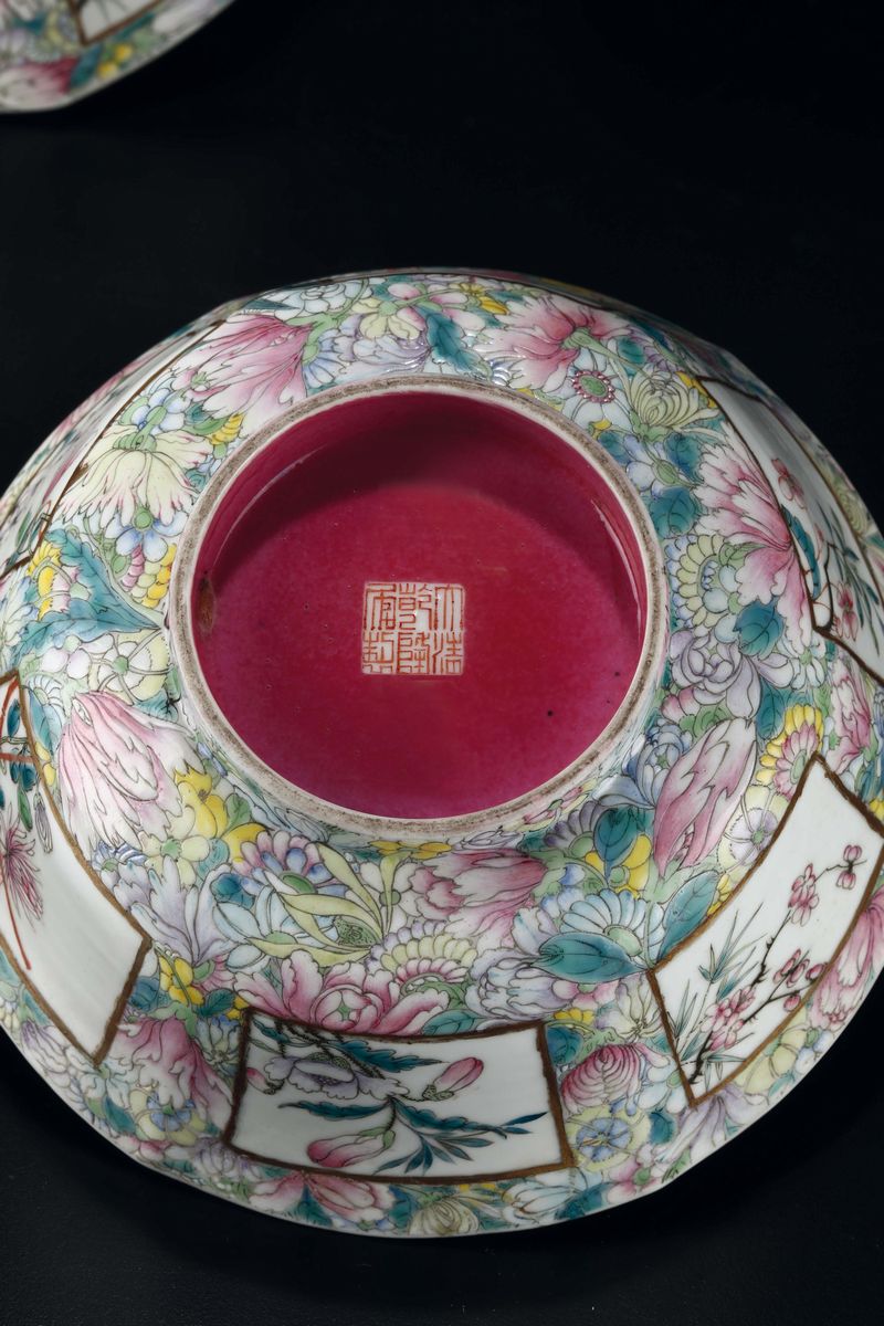 Coppia di Ciotole in Porcellana Millefiori e Riserve con Stand in Legno, Cina, Dinastia Qing, XIX...
