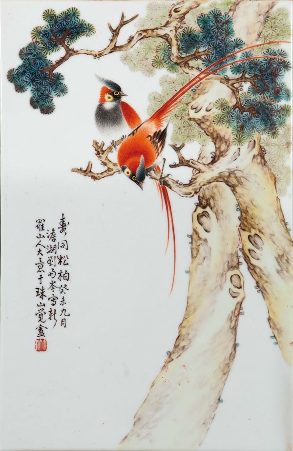 Placca in porcellana a smalti policromi con uccellini posati su ramo ed iscrizione, Cina, Dinastia Qing, inizio XX secolo