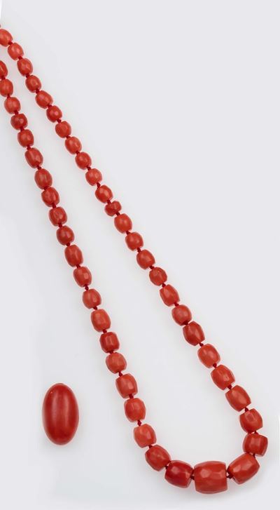 Lotto Composto da una Collana con Boule di Corallo a Scalare ed un Corallo Taglio Cabochon Sciolt...