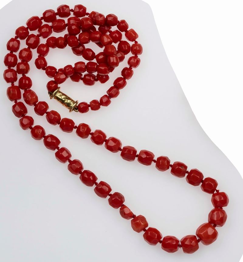 Graduated coral beads necklace with a gold clasp  - Auction Fine Jewels - II - Cambi Casa d'Aste