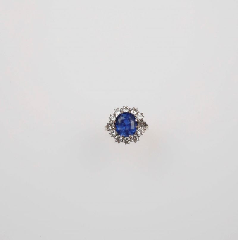 Anello con zaffiro Sri Lanka di ct 7,00 circa con diamanti a contorno  - Asta Fine Jewels - II - Cambi Casa d'Aste