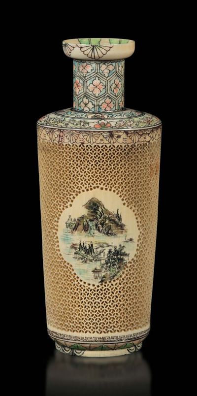 Vaso Traforato in Avorio Dipinto con Riserve Raffiguranti Paesaggio e Decoro Naturalistico, Cina,...