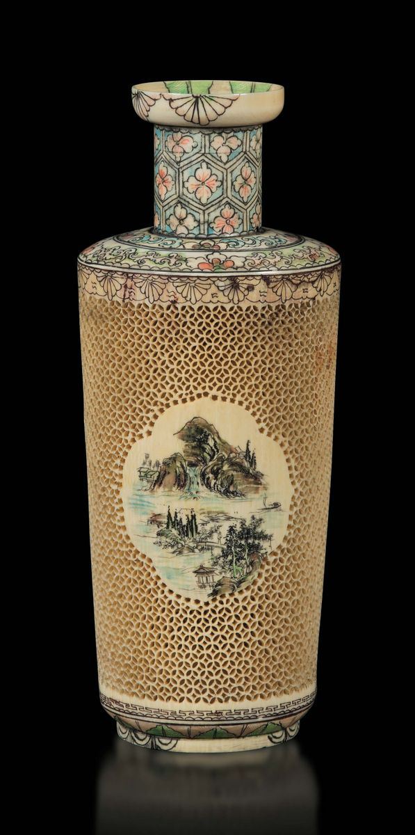 Vaso traforato in avorio dipinto con riserve raffiguranti paesaggio e decoro naturalistico, Cina, Repubblica, XX secolo