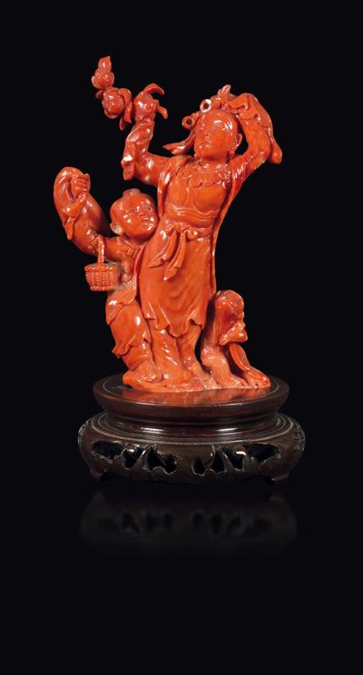 Gruppo Scolpito in Corallo Raffigurante Guanyin con Fanciullo e Scimmietta, Cina, Inizio XX Secol...