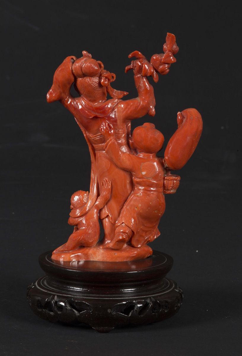 Gruppo Scolpito in Corallo Raffigurante Guanyin con Fanciullo e Scimmietta, Cina, Inizio XX Secol...