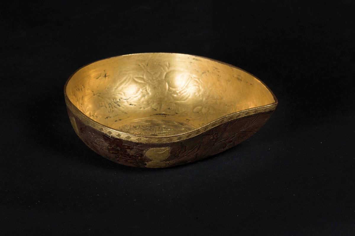 Ciotola in Rame Repoussé Dorato con Decoro Floreale e Carpe, Cina, Dinastia Qing, XVIII Secolo