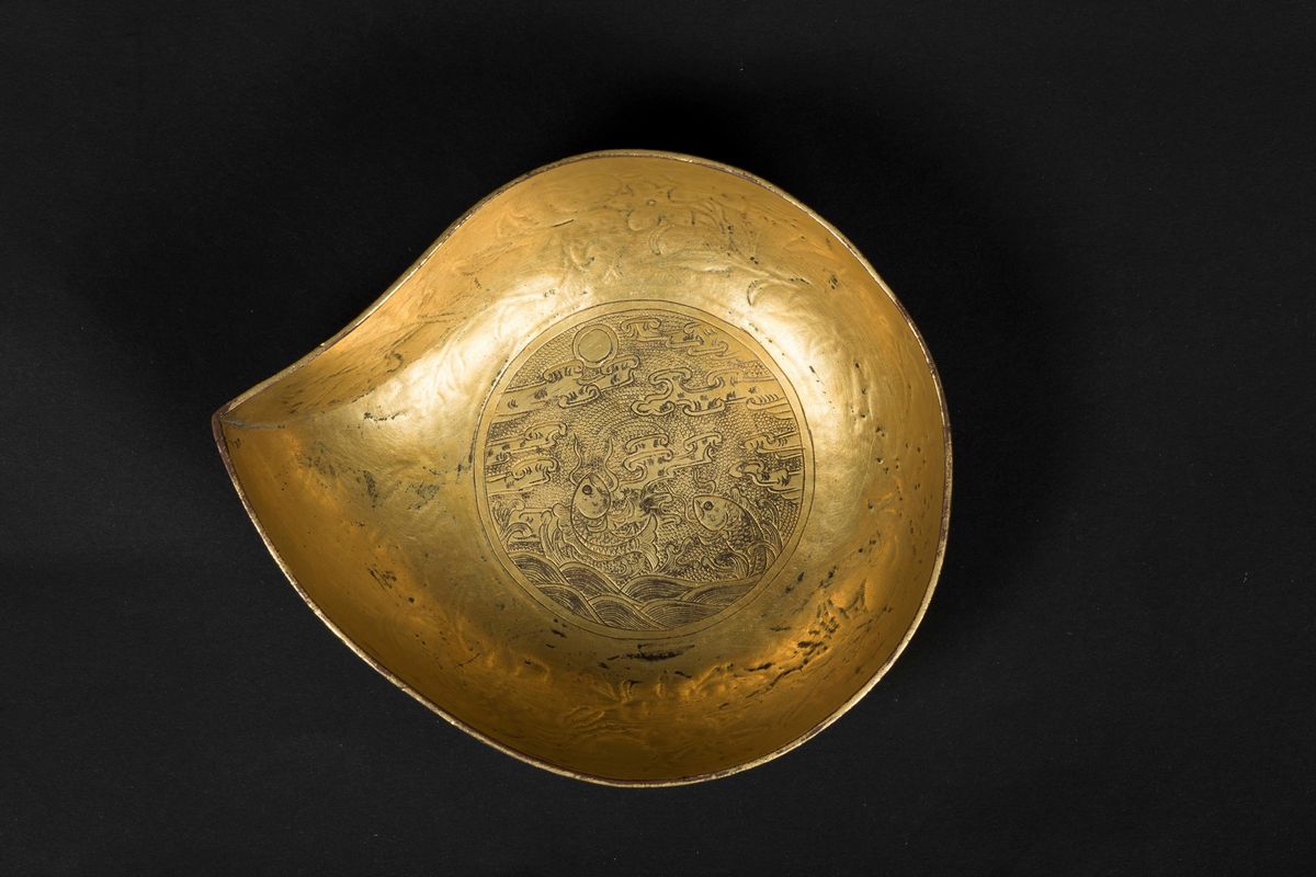 Ciotola in Rame Repoussé Dorato con Decoro Floreale e Carpe, Cina, Dinastia Qing, XVIII Secolo