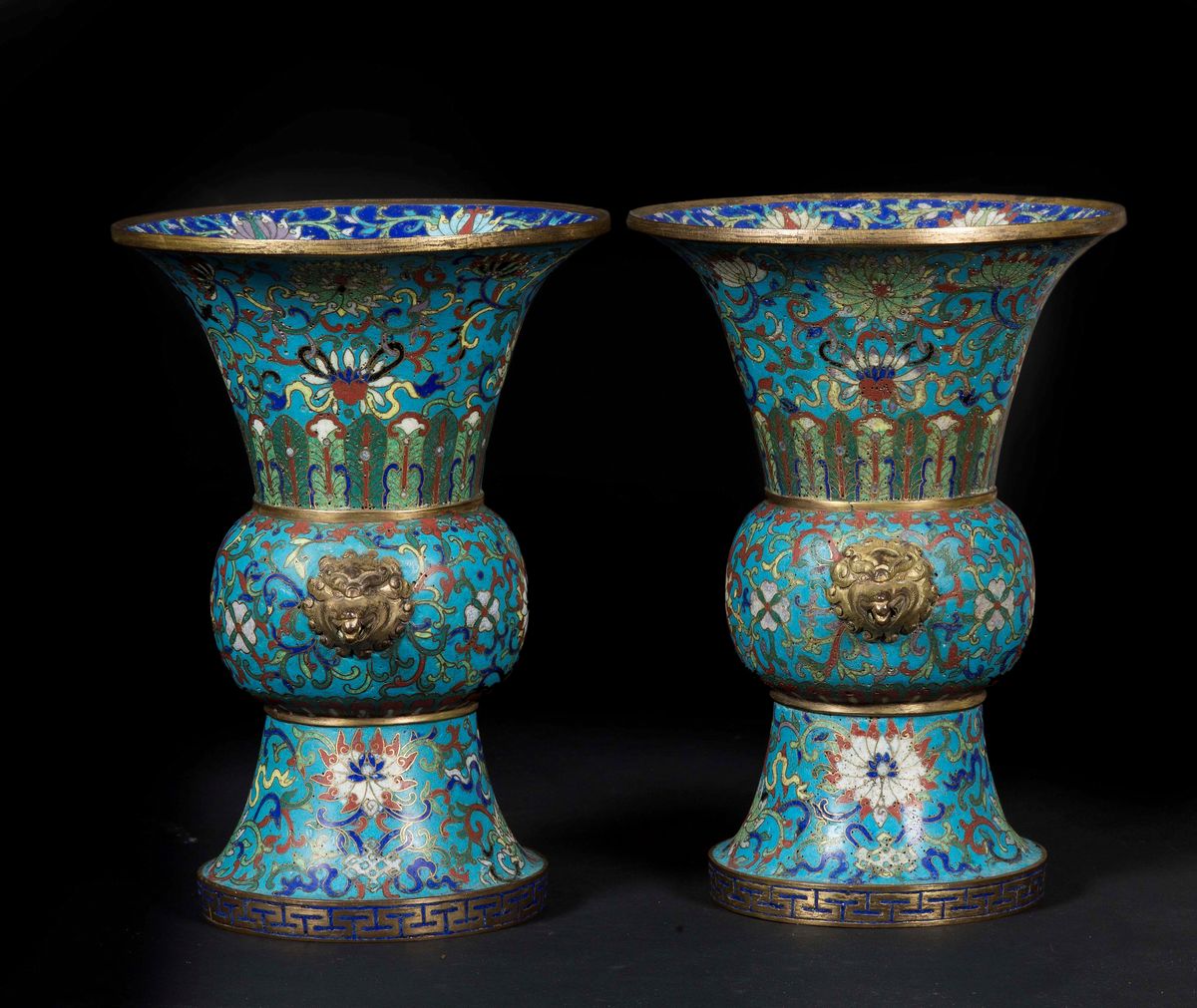 Coppia di Vasi a Tromba a Smalti Closionné Raffiguranti Fiori di Loto con Manici a Mascheroni, Ci...