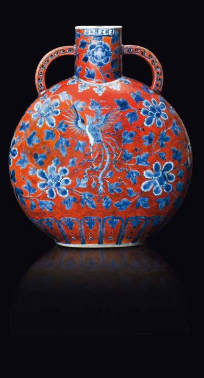 Moonflask in Porcellana a Smalto Blu e Rosso Ferro con Decoro di Fenice, Cina, Dinastia Qing, XVI...