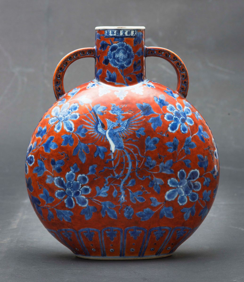 Moonflask in Porcellana a Smalto Blu e Rosso Ferro con Decoro di Fenice, Cina, Dinastia Qing, XVI...