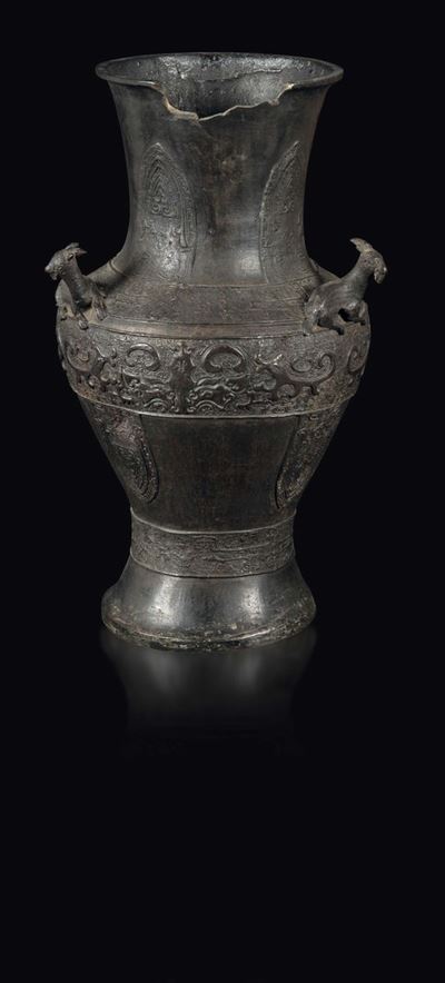 Vaso in Bronzo con Decoro Geometrico in Stile Arcaico, Cina, Dinastia Ming, XVII Secolo