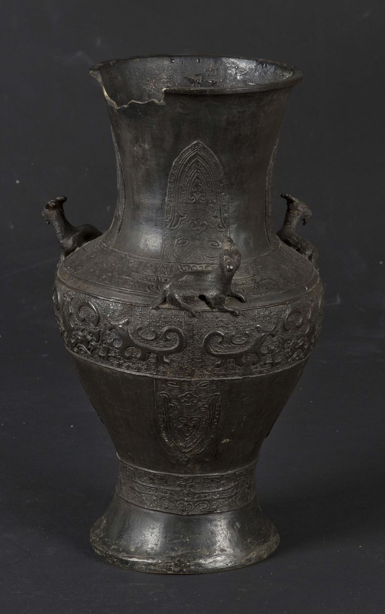Vaso in Bronzo con Decoro Geometrico in Stile Arcaico, Cina, Dinastia Ming, XVII Secolo
