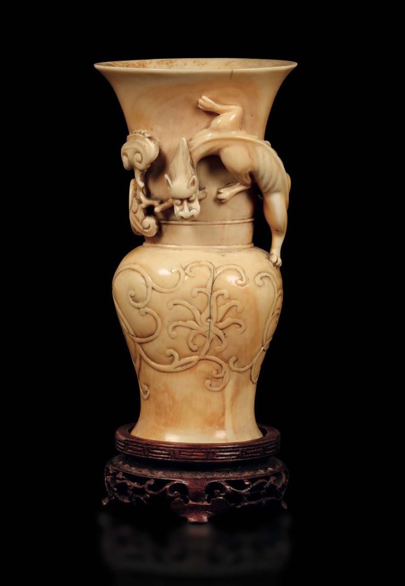 Vasetto scolpito in avorio con animale fantastico a rilievo, Cina, Dinastia Qing, XIX secolo  - Asta Fine Chinese Works of Art - Cambi Casa d'Aste