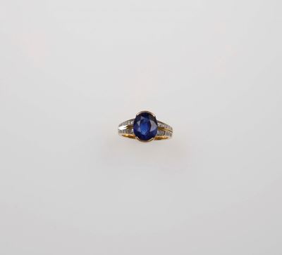 Anello con Zaffiro di Ct 5,35 Stimati e Diamanti