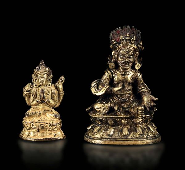 Due piccole sculture in bronzo dorato raffiguranti Mahakala ed Amitayus, Tibet, XVIII secolo