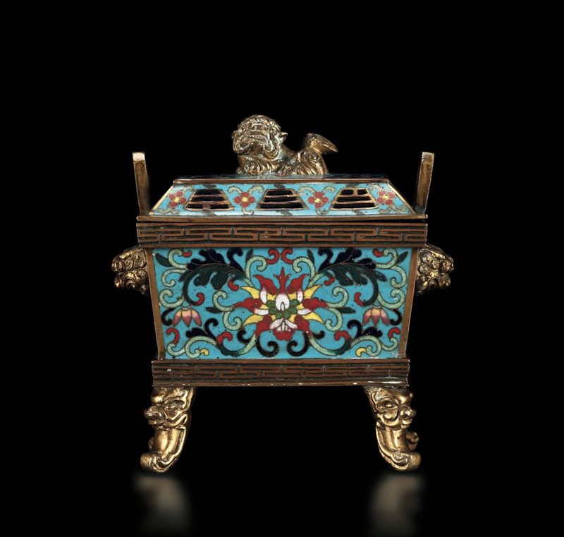 A cloisonné enamel rectangular censer and cover, China, Qing Dynasty, Jiaqing Period (1796-1820)  - Auction Fine Chinese Works of Art - Cambi Casa d'Aste