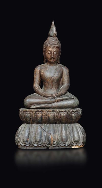Figura di Buddha in Legno Seduto Sopra Fiore di Loto con Fiamma sulla Testa, Cambogia, XVII Secol...