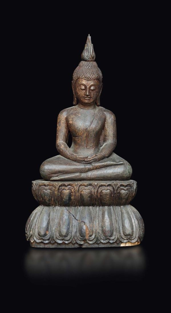 Figura di Buddha in legno seduto sopra fiore di loto con fiamma sulla testa, Cambogia, XVII secolo