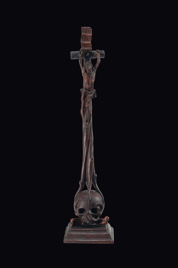 Crocifisso da meditazione il legno scolpito e laccato. Arte tedesca del XVII secolo