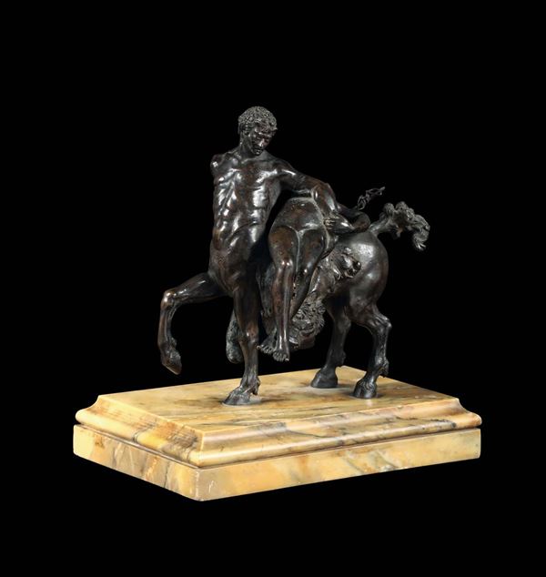 Deianira rapita dal centauro Nesso in bronzo fuso e cesellato. Fonditore italiano o francese del XVIII secolo