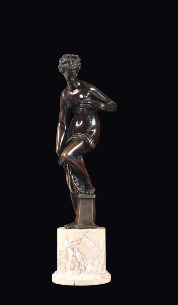 Scultura in bronzo fuso, cesellato e patinato. Fonditore italiano o d’oltralpe del XVIII secolo Venere dopo il bagno