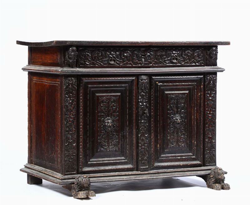 Credenza intagliata a due ante in stile rinascimento, XIX secolo  - Auction Antique Online Auction - Cambi Casa d'Aste