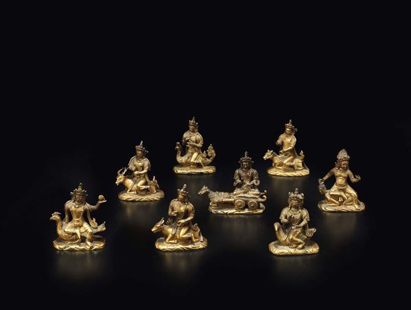 Sette piccole figure in bronzo dorato di Amitayus ed un Mahakala seduti su fiere, Tibet, XVIII secolo [..]