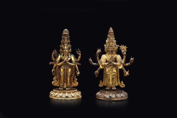 Due piccole figure di Avalokitesvara erette su fiore di loto in bronzo dorato, Tibet, XVIII secolo