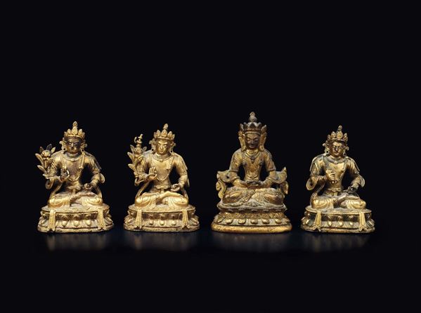 Quattro piccole figure di Vajrapani seduti su doppio fiore di loto in bronzo dorato, Cina, Dinastia Qing, epoca Qianlong (1736-1795)
