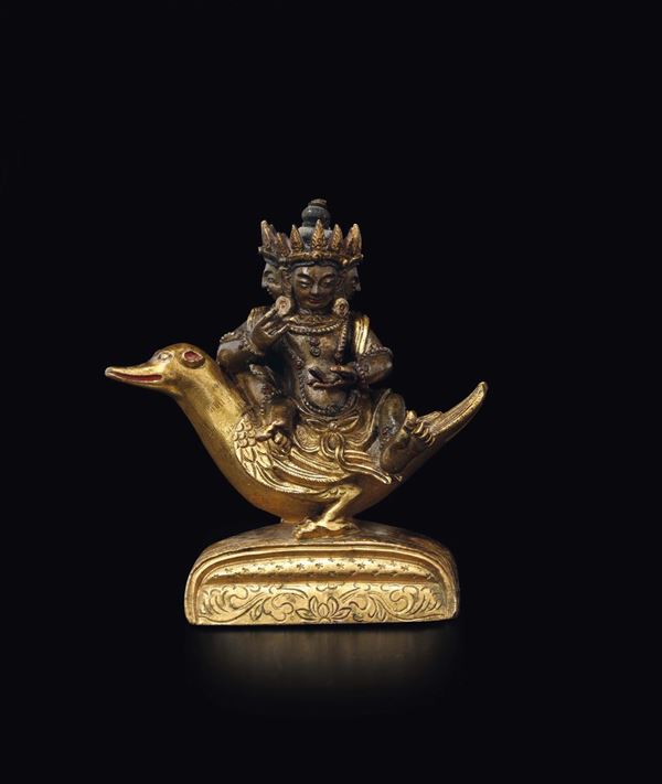 Piccola figura di Usnisavijaya seduta su anatra in bronzo dorato, Tibet, XVII secolo