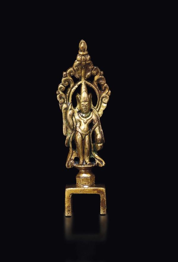 Piccola figura di Avalokitesvara con aura eretta in bronzo dorato, Cina, Dinastia Yuan (1279-1368)